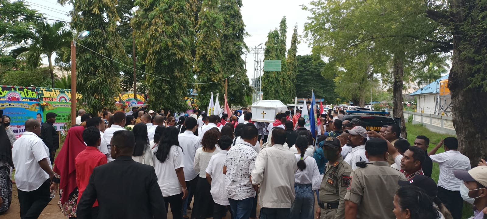 Ribuan orang yang menghantar almarhum Benjamin Latumahina ke tempat peristirahatan terakhir – Surya Papua/Frans Kobun