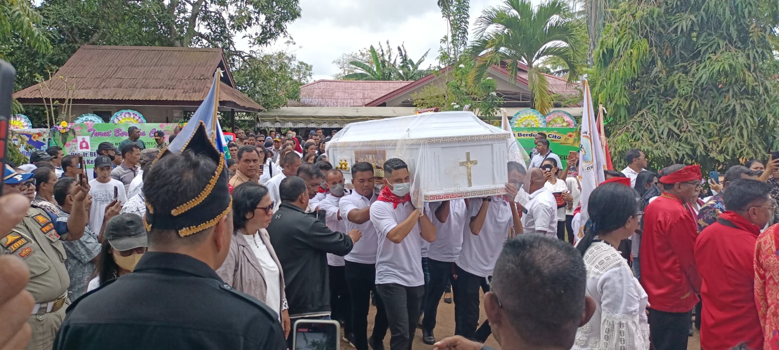Almarhum Ketua DPRD Kabupaten Merauke, Benjamin Latumahina saat diusung menuju ke rumahnya di Jalan Nowari – Surya Papua/Frans Kobun