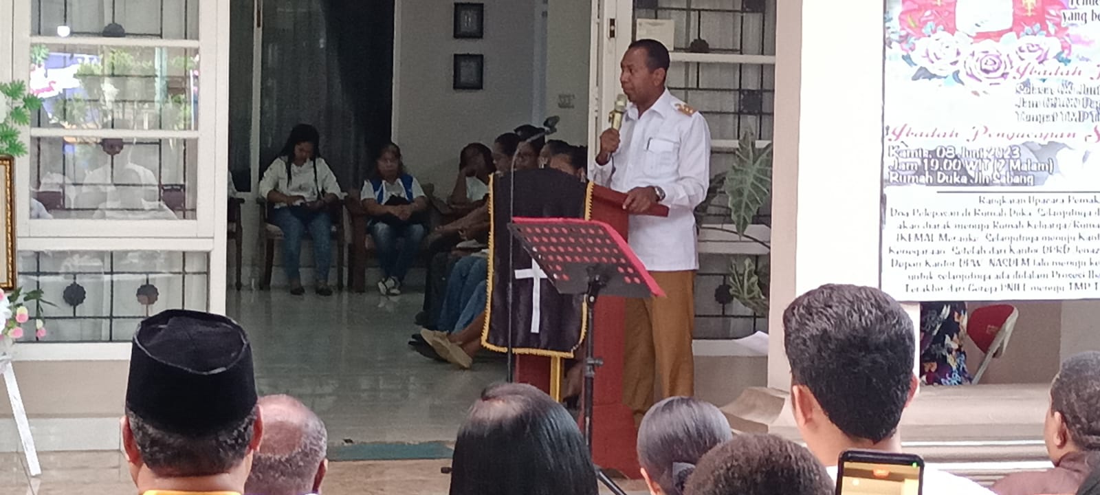 Penjabat Gubernur Papua, Apolo Safanpo memberikan sepata dua kata – Surya Papua/Frans Kobun