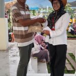 Margo Saputra, Petani Merauke sedang menerima bantuan bibit padi – Surya Papua/IST