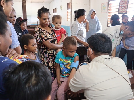 Pelaksanaan imunisasi terhadap anak-anak – Surya Papua/IST