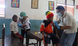 Imunisasi terhadap anak-anak yang dilakukan Dinkes kerjasama dengan TSE Group – Surya Papua/IST