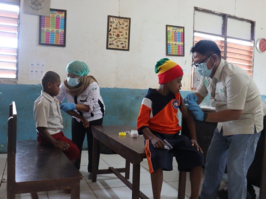 Imunisasi terhadap anak-anak yang dilakukan Dinkes kerjasama dengan TSE Group – Surya Papua/IST