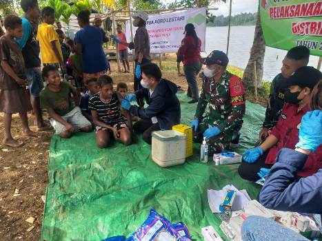 Suasana imunisasi yang dilakukan petugas kesehatan kepada anak-anak – Surya Papua/IST