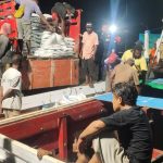 Bantuan belasan ton yang sedang dinaikkan ke atas kapal untuk dibawa ke Wanam – Surya Papua/Frans Kobun