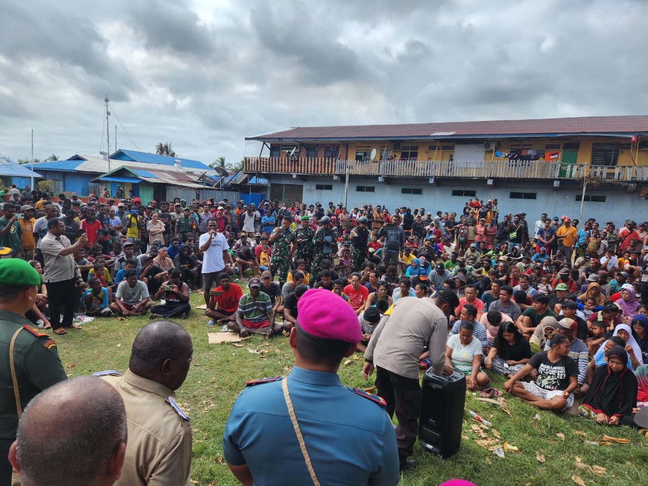 Bupati Merauke, Romanus Mbaraka saat berdialog dengan para korban kebakaran – Surya Papua/Frans Kobun