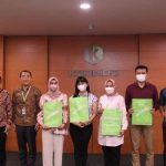 Pembagian reusable bag dilakukan secara simbolis kepada karyawan di kantor pusat, Jakarta pada Kamis (8/6)- Surya Papua/IST