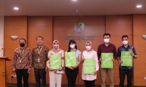 Pembagian reusable bag dilakukan secara simbolis kepada karyawan di kantor pusat, Jakarta pada Kamis (8/6)- Surya Papua/IST