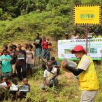 Pemasangan papan himbuan kawasan hutan lindung flora & fauna sekaligus kegiatan edukasi melalui gambar – gambar hewan endemic – Surya Papua/IST
