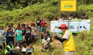 Pemasangan papan himbuan kawasan hutan lindung flora & fauna sekaligus kegiatan edukasi melalui gambar – gambar hewan endemic – Surya Papua/IST