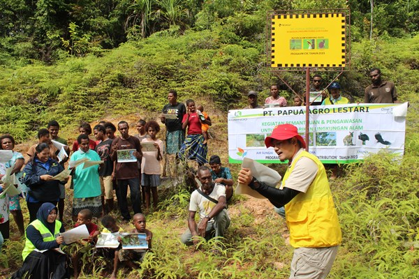 Pemasangan papan himbuan kawasan hutan lindung flora & fauna sekaligus kegiatan edukasi melalui gambar – gambar hewan endemic – Surya Papua/IST