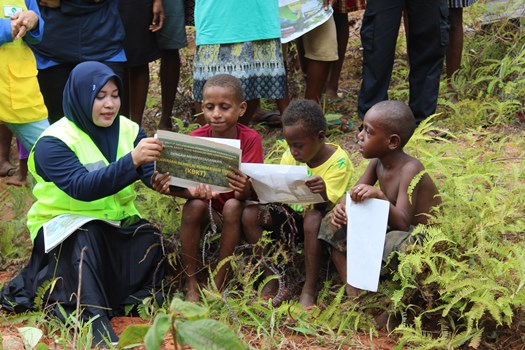 Sejumlah anak sedang diberikan pemahaman melalui gambar flora dan fauna yang harus dilindungi – Surya Papua/IST