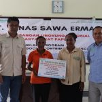 Guru honor sedang menerima bantuan dana atau honor yang diberikan – Surya Papua/IST