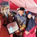 Gubernur Sumatera Barat, Mahyeldi sedang menyerahkan piala kepada salah seorang perwakilan dari Kabupaten Merauke- Surya Papua/Frans Kobun