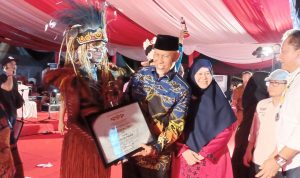 Gubernur Sumatera Barat, Mahyeldi sedang menyerahkan piala kepada salah seorang perwakilan dari Kabupaten Merauke- Surya Papua/Frans Kobun