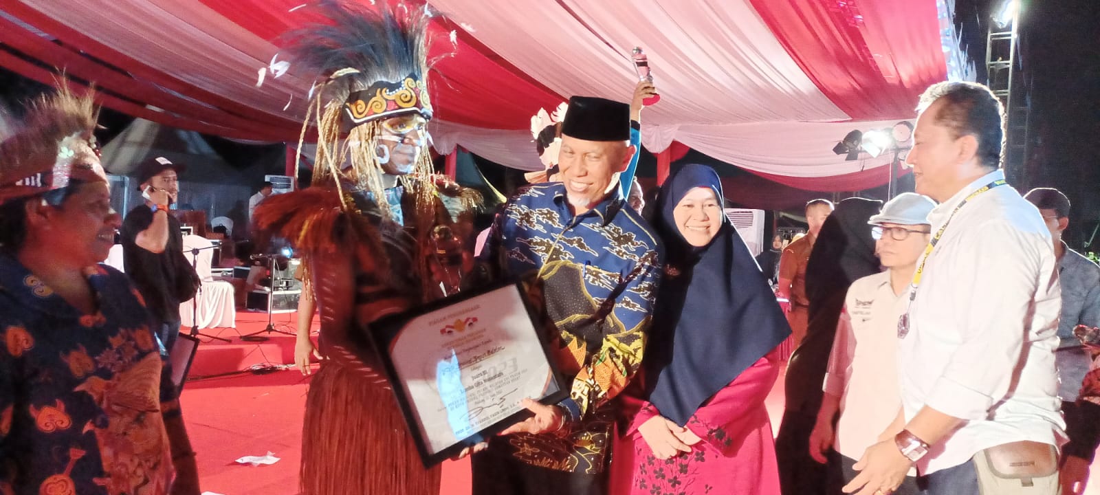 Gubernur Sumatera Barat, Mahyeldi sedang menyerahkan piala kepada salah seorang perwakilan dari Kabupaten Merauke- Surya Papua/Frans Kobun