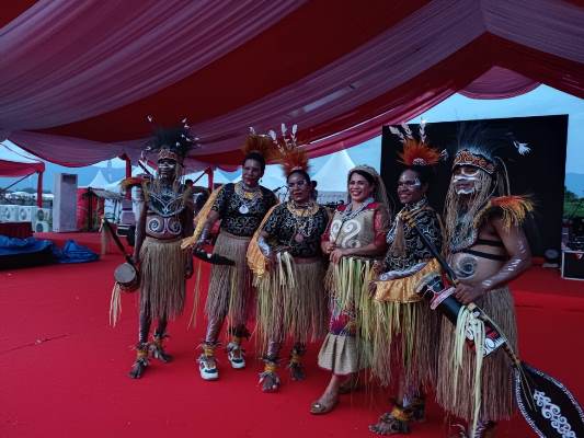 Foto bersama dengan mengenakan atribut adat Suku Marind – Surya Papua/Frans Kobun