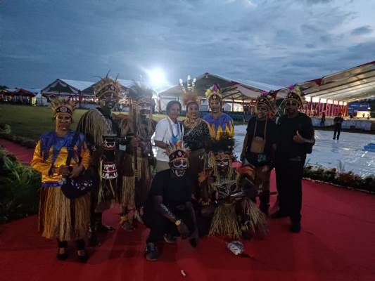 Ketua Panitia PENAS-KTNA Kabupaten Merauke, Fenny Rumlus foto bersama dengan kontingen – Surya Papua/Frans Kobun