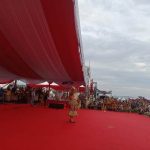 Ny. Imelda Carolina Mbaraka saat tampil di atas panggung untuk fashion show – Surya Papua/Frans Kobun