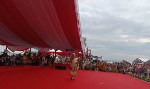 Ny. Imelda Carolina Mbaraka saat tampil di atas panggung untuk fashion show – Surya Papua/Frans Kobun