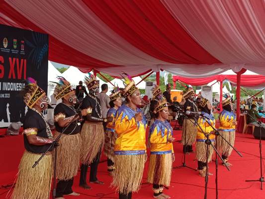 Kontingen dari Kabupaten Merauke, Provinsi Papua Selatan saat tampil pada parade budaya dan gita nusantara – Surya Papua/Frans Kobun