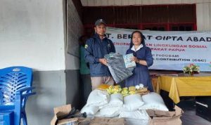 Bantuan yang diberikan PT Berkat Cipta Abadi kepada salah satu sekolah – Surya Papua/IST