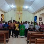Pengurus KBK St. Yoseph Paroki Santa Theresia Buti foto bersama dengan pastor paroki, Pius Oematan, Pr usai pelantikan – Surya Papua/Frans Kobun