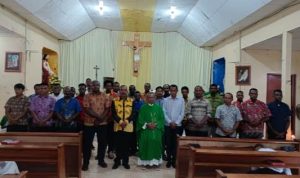 Pengurus KBK St. Yoseph Paroki Santa Theresia Buti foto bersama dengan pastor paroki, Pius Oematan, Pr usai pelantikan – Surya Papua/Frans Kobun