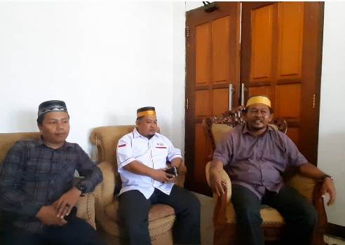 Ketua KKSS Kabupaten Merauke, H. Fadhli Burhan didampingi dewan penasehat serta seorang pengurus berikan keterangan pers – Surya Papua/IST
