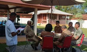Bupati Merauke, Romanus Mbaraka sedang pertemuan bersama sejumlah kepala dinas di kediamannya – Surya Papua/Frans Kobun
