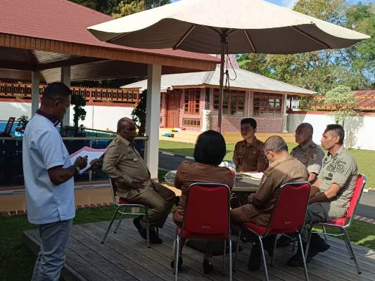 Bupati Merauke, Romanus Mbaraka sedang pertemuan bersama sejumlah kepala dinas di kediamannya – Surya Papua/Frans Kobun