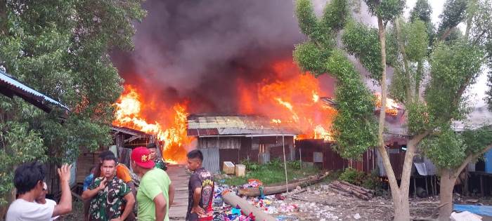 Masyarakat setempat tak mampu berbuat banyak saat kebakaran – Surya Papua/IST