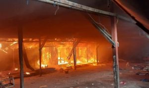 Kobaran api yang meluluhlantakan ratusan kios di Wanam – Surya Papua/IST