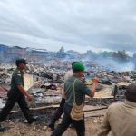 Masyarakat korban kebakaran di Wanam sedang mendengar arahan Bupati Merauke. Romanus Mbaraka – Surya Papua/Frans Kobun