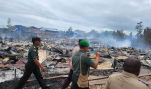 Masyarakat korban kebakaran di Wanam sedang mendengar arahan Bupati Merauke. Romanus Mbaraka – Surya Papua/Frans Kobun