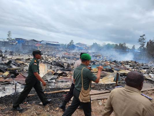 Masyarakat korban kebakaran di Wanam sedang mendengar arahan Bupati Merauke. Romanus Mbaraka – Surya Papua/Frans Kobun