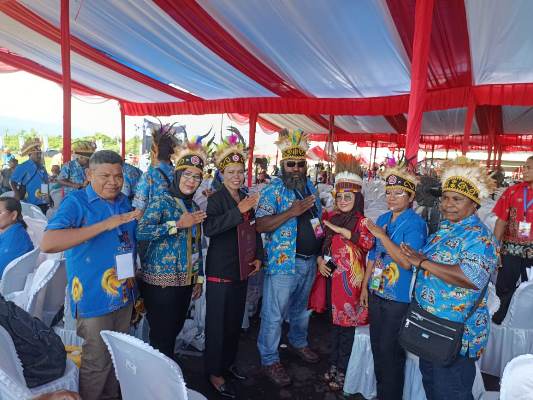 Kontingen dari Kabupaten Merauke foto bersama dengan Sabina Weab, PPL dari Distrik Sota – Surya Papua/Frans Kobun