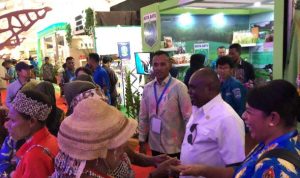Bupati Merauke, Romanus Mbaraka sefang mengunnungi stand di Lapangan Sutan Syahrir Kota Padang – Surya Papua/Frans Kobun