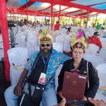 Sabina Weab didampingi suaminya sedang menunjuk satya lencana serta piagam penghargaan yang diterimanya – Surya Papua/Frans Kobun
