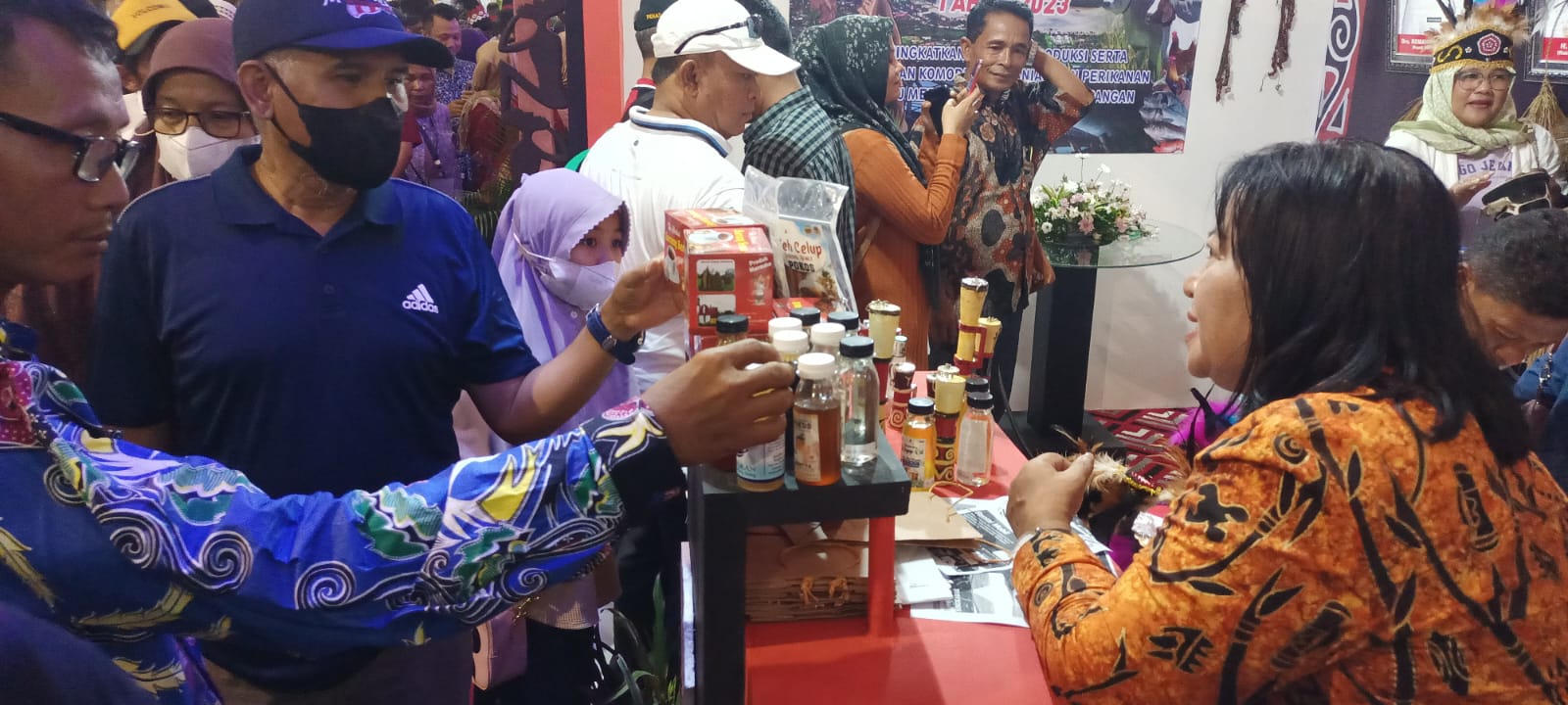 Salah seorang kontingen sedang menanyakan produk dari Kabupaten Merauke yang dipamerkan – Surya Papua/Frans Kobun