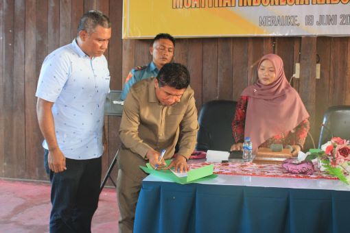 Ketua Terpilih Cabor Muaythai Kabupaten Merauke, Elias Mite sedang menandatangani berita acara - Surya Papua/Frans Kobun
