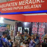 Stand milik Pemkab Merauke yang dibanjiri pengunjung – Surya Papua/Frans Kobun