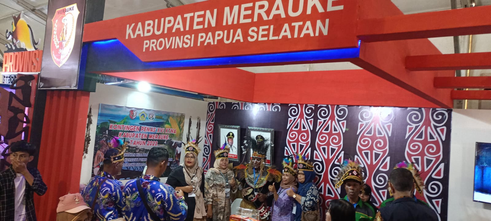 Stand milik Pemkab Merauke yang dibanjiri pengunjung – Surya Papua/Frans Kobun