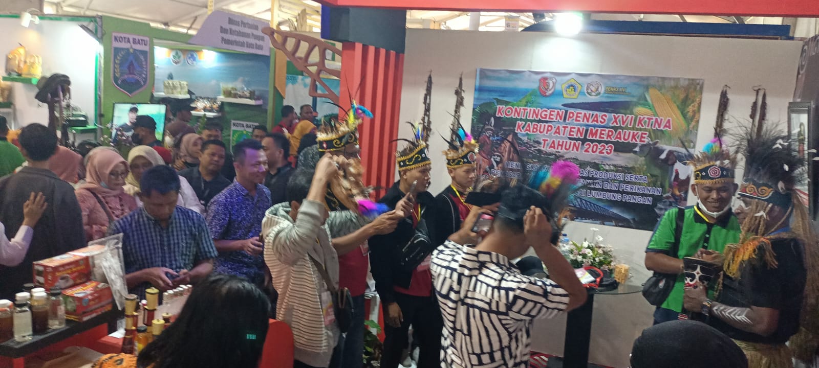 Sejumlah perwakilan sedang mengambil gambar sekaligus mengenakan aksesoris kepala – Surya Papua/Frans Kobun