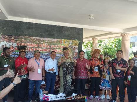 Foto bersama pejabat dari tiga kabupaten bersama Walikota Padang – Surya Papua/Frans Kobun