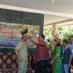 Asisten I Setda Provinsi Papua Selatan, Joko Guritno sedang menenakan asesiris di kepala kepada Walikota Padang – Surya Papua/Frans Kobun