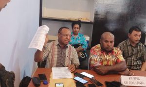 Adrianus Moromon, anggota Panwas Kabupaten Boven sedang angkat dokumen saat jumpa pers – Surya Papua/Frans Kobun