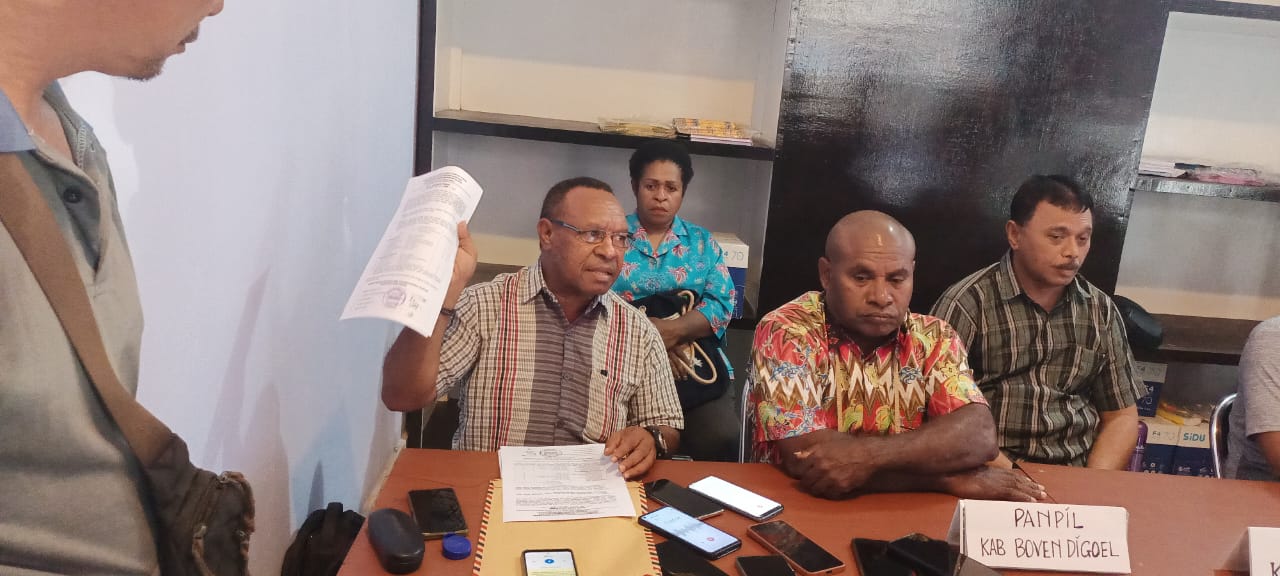 Adrianus Moromon, anggota Panwas Kabupaten Boven sedang angkat dokumen saat jumpa pers – Surya Papua/Frans Kobun