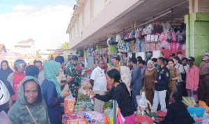 Bupati Merauke, Romanus Mbaraka ketika berada di Pasar Wamanggu – Surya Papua/Frans Kobun