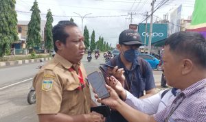 Kadis Perindagkop Kabupaten Merauke, Erik Rumlus saat diwawancarai sejumlah wartawan – Surya Papua/Frans Kobun
